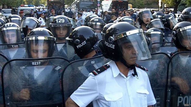 В Ереване к захваченному зданию полиции прибыли дополнительные силы 